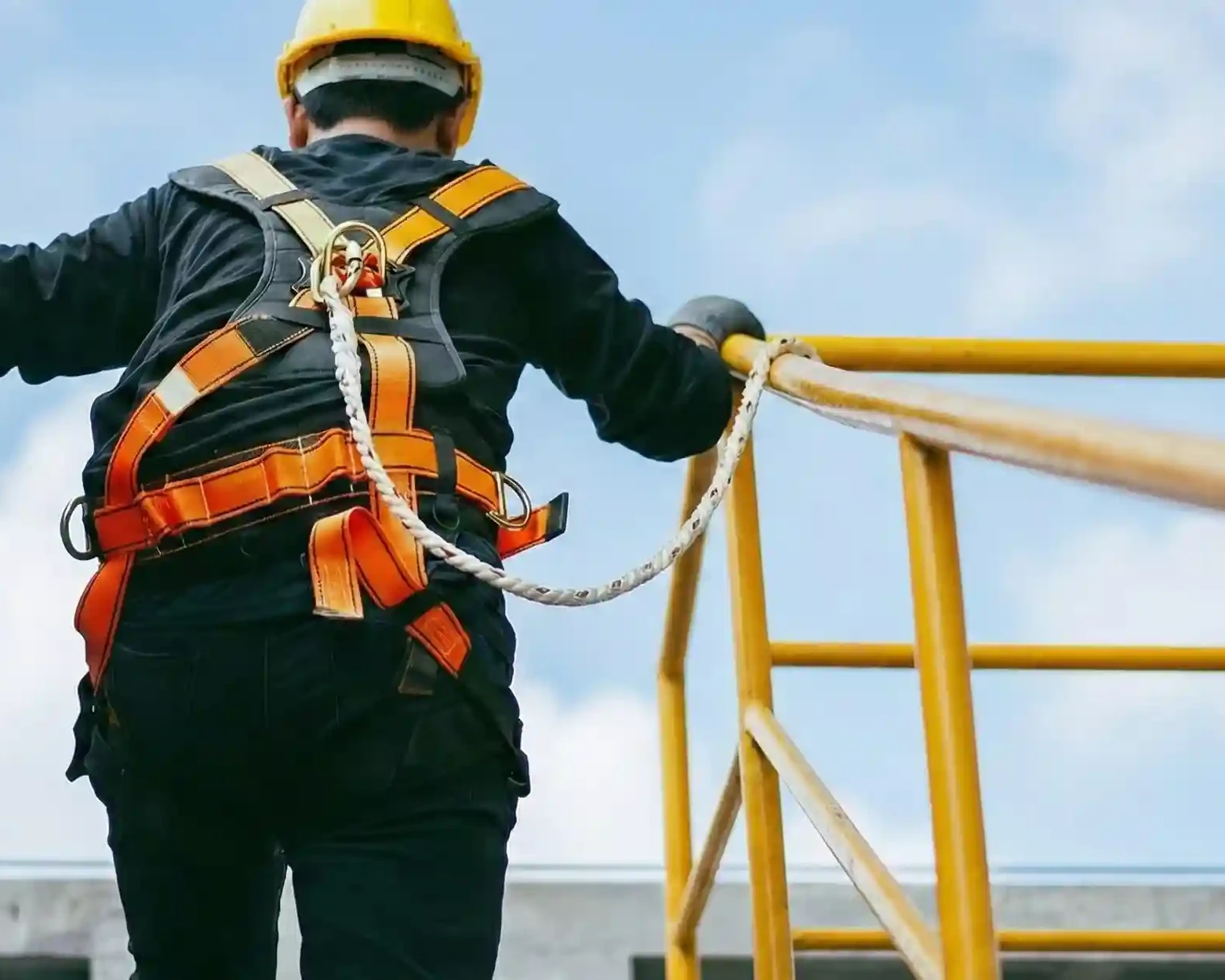 L'immagine rappresenta un operatore con tutte i necessari dispositivi di sicurezza personale